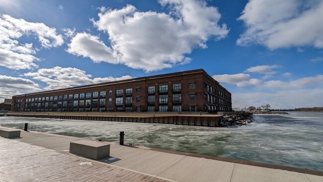 Photo - 401 W Shoreline Dr