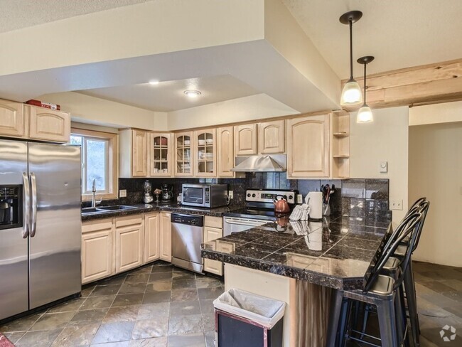 Building Photo - Furnished Pet Friendly Summer Rental