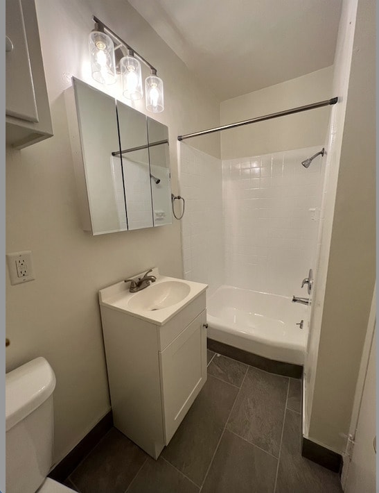 104: baño - 802 N West Knoll Dr