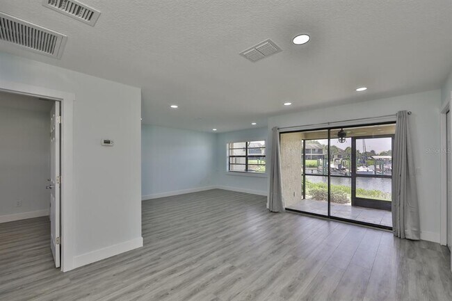 Photo - 652 Yardarm Dr