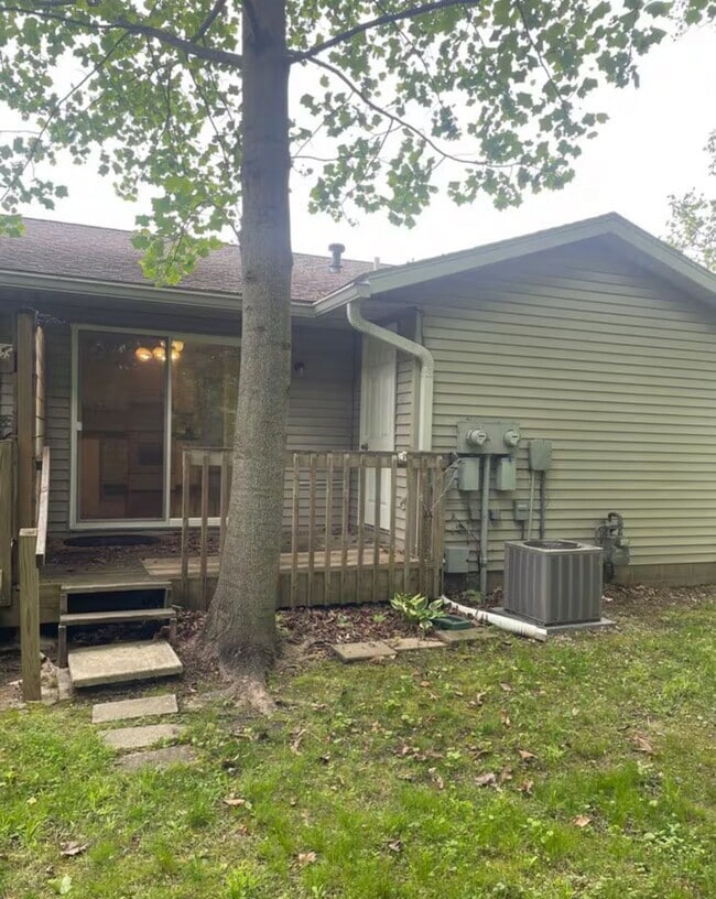 Building Photo - 3 bedroom/ 2 bath Rental