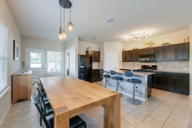 Photo - 1511 Cedrus Rd