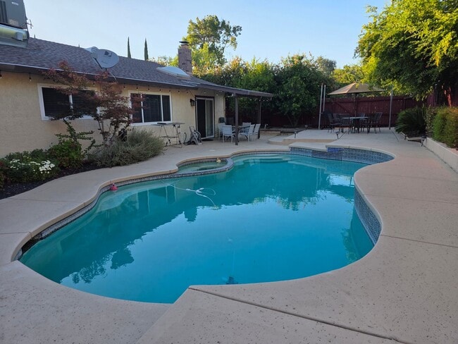 Building Photo - 4401 Plantation Dr