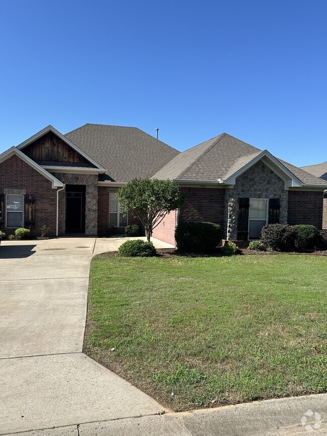 Building Photo - 1300 Edge Valley Dr N Rental