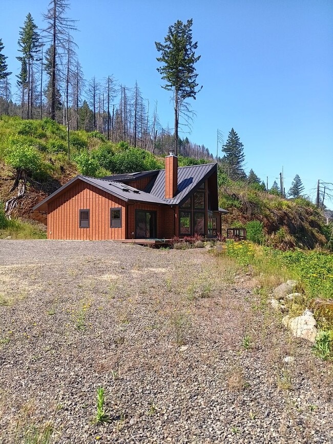 Beautiful Chalet Style Riverfront Property... - Beautiful Chalet Style Riverfront Property... House