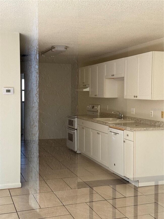 Photo - 2050 Oleander Blvd