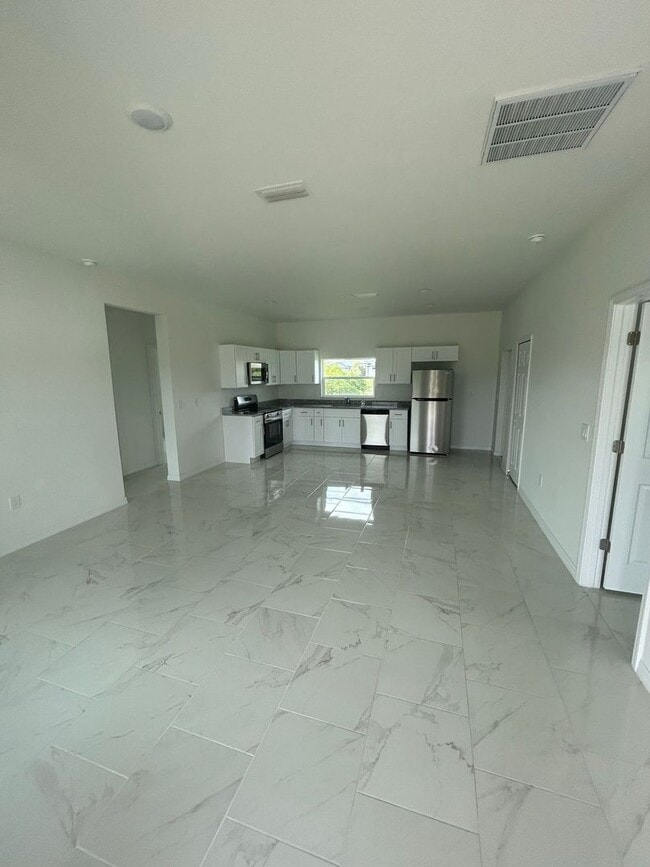 Building Photo - SPACIOUS 3Bd / 2Ba /1 C SINGLE FAMILY HOUSE AVAILABLE