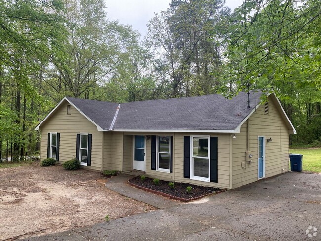 Building Photo - Move in Ready! Spacious 3 Bedroom 2 Bath! Rental