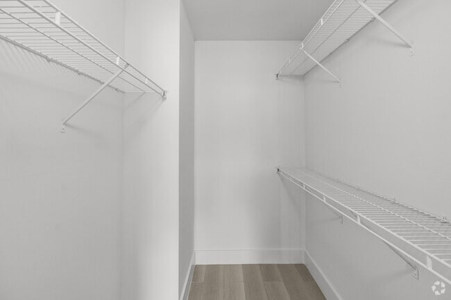 1BR, 1BA - 751SF - Closet