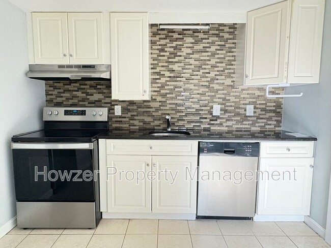 Building Photo - 10 Pine Grove Ave Unit 3