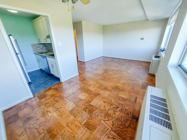 Building Photo - Lovely Studio Apt. in desirable location. ... Unit 1324