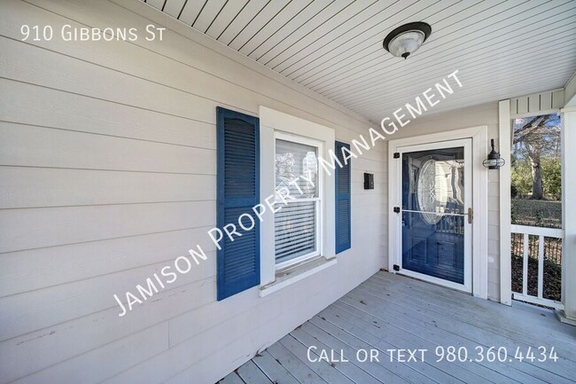 Photo - 910 Gibbons St