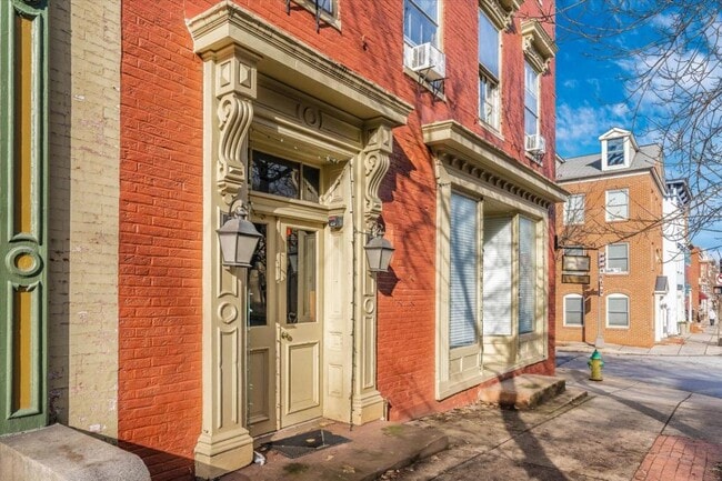Building Photo - 121 W Potomac St