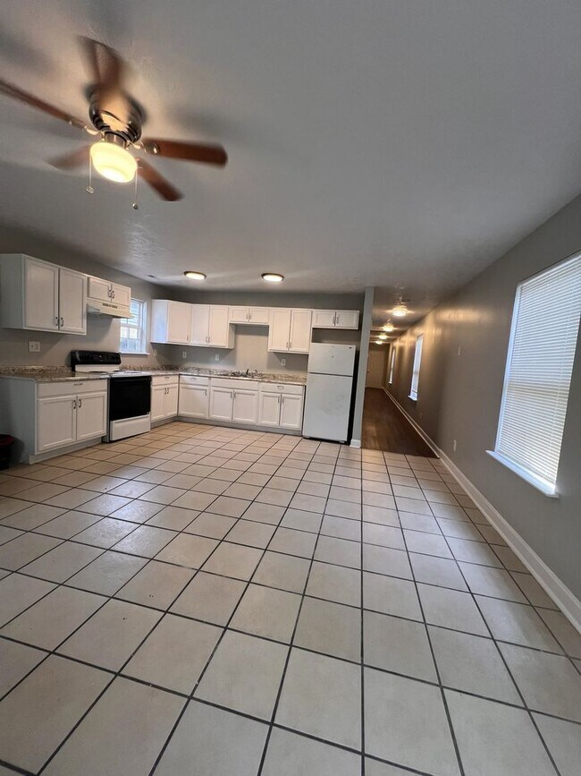 2718 Montgomery St Unidad 2720 Montgomery Street