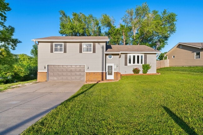 Building Photo - Charming 3-Bedroom Home with Spacious Layo...