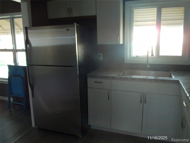 Photo - 27107 Florence St