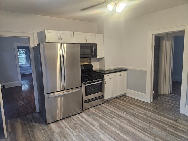 Building Photo - 3518 Schiller Ave Unit Upstairs