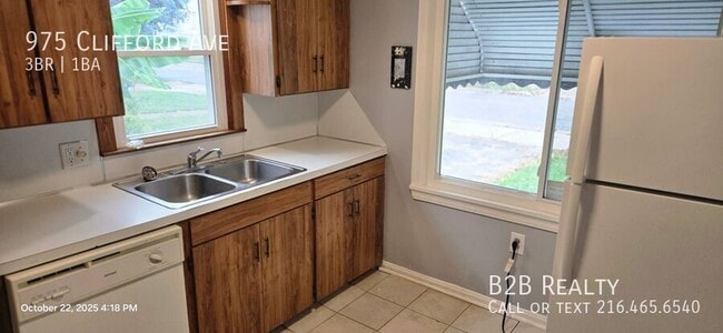 Photo - 975 Clifford Ave