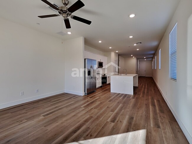 Photo - 838 English Primrose St