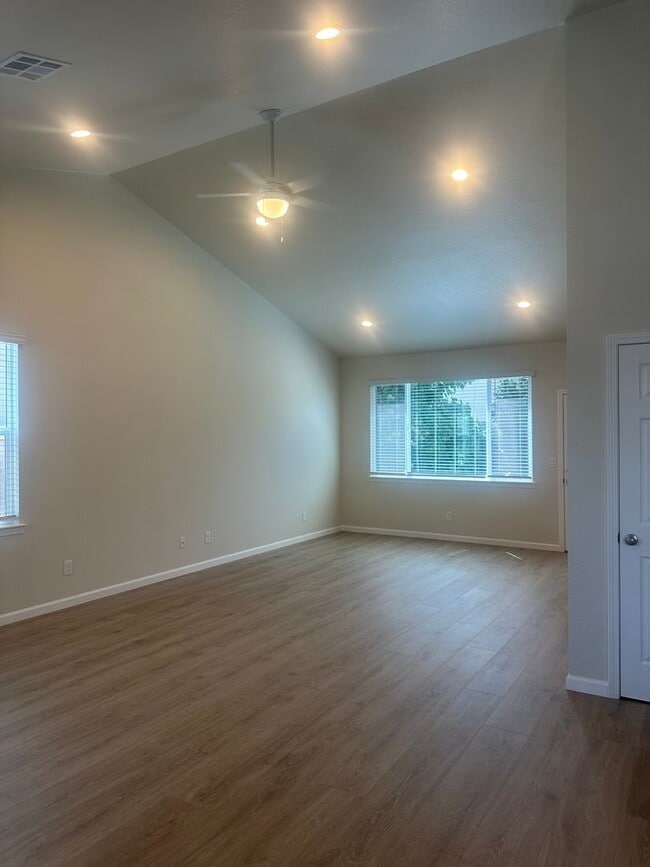 Building Photo - Totally Renovated 3 bdrm 2 bath in Vacaville