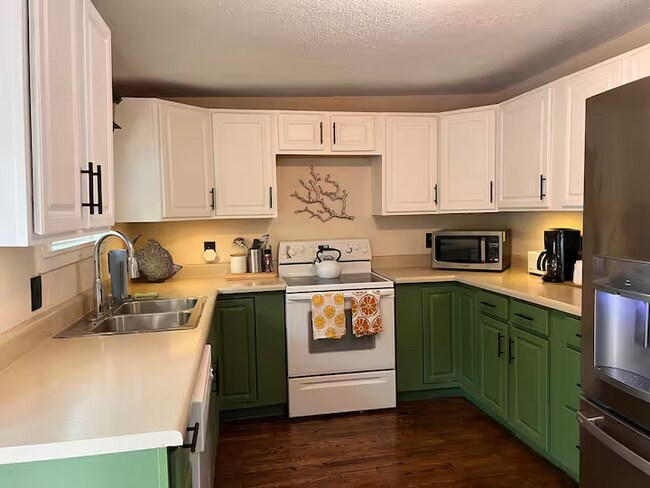 Photo - 132 Allcutt Ave