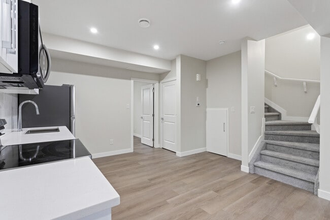 Photo - 6637-6646 46 Ave Unit BSMT 1