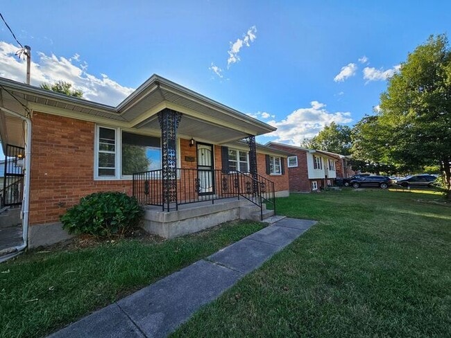 Building Photo - Spacious 3 Bedroom, 1.5 Bath House with Detached Garage