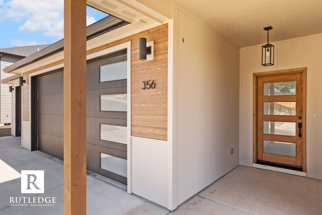 Photo - Exquisite 3 Bed / 2.5 Bath Home near the Eagle Point Golf Course!