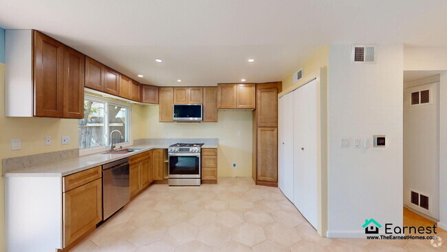 Building Photo - Spacious & Modern 3-Bedroom Condo in Prime... Unit #3