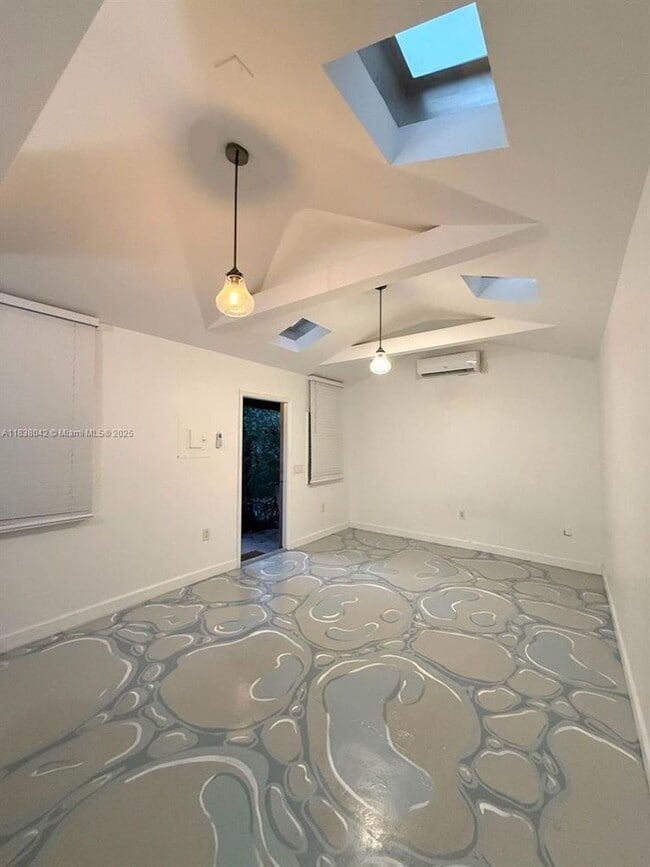 Building Photo - 118 NW 24th St Unit 3-3 Rental