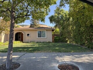 Beautiful Home in South San Jose, Close to the hills, Sparkling Swimming Pool, Spa, BBQ,  and ful...