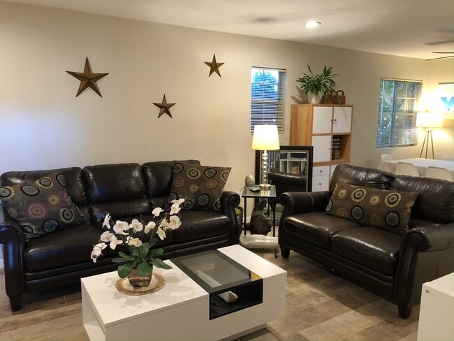 Imagine possibilities with furniture - 228 Madrone St Unit 5