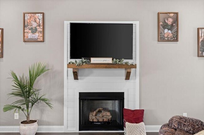 Photo - 784 Crestone Ln