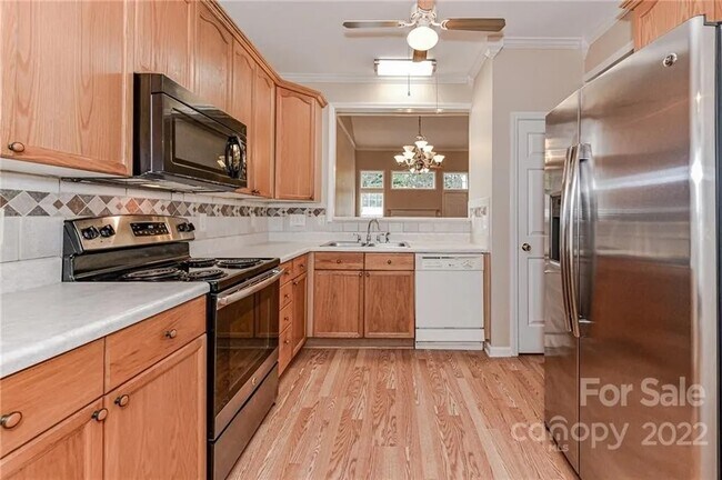 Kitchen - 5072 Parkview Way