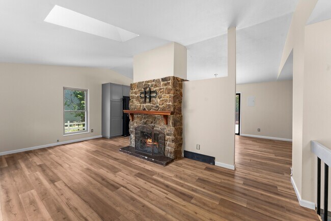 Photo - 3819 Midsummer Ln S