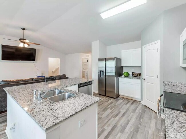 Photo - 1016 Amberlight Circle