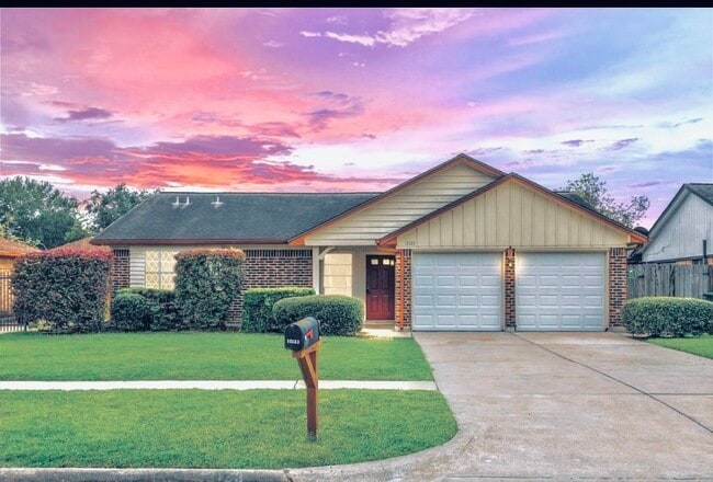 Building Photo - 12123 Plumpoint Dr