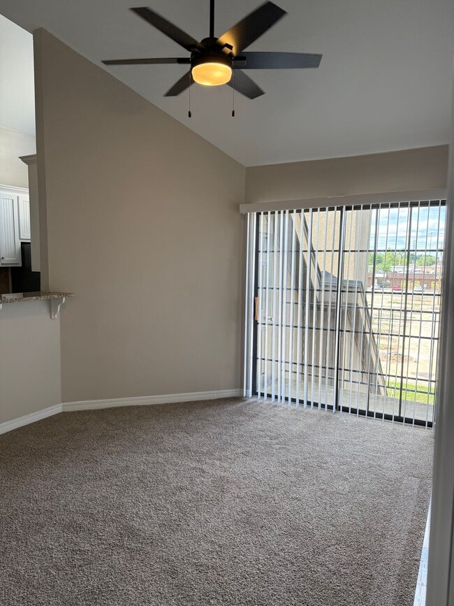 Stylish 1-Bed Retreat with Vaulted Ceiling... - Stylish 1-Bed Retreat with Vaulted Ceiling... Apartment Unit A308