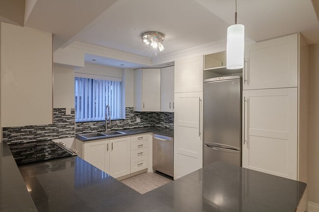Building Photo - 3421 Rue Drummond Unit 17
