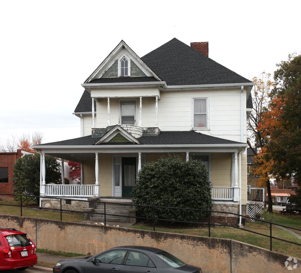 Photo - 407 Edgeworth St Apartments