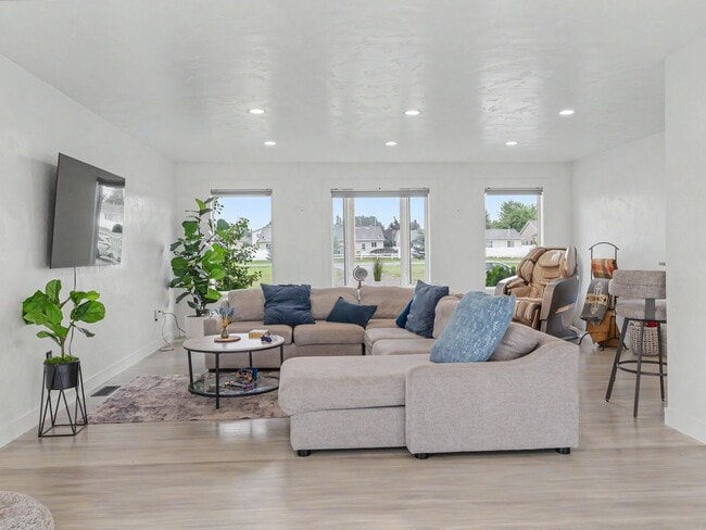 Photo - Spacious Furnished Home with Mountain Views and Room to Enjoy