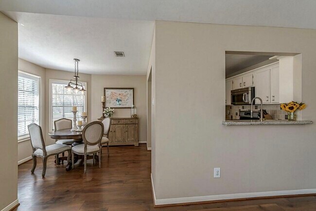 Photo - 28 Fallenstone Dr