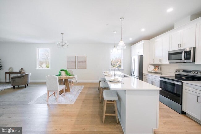 Building Photo - 123 S Washington St Unit 201