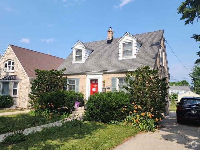 Building Photo - Cute 2 bedroom cape cod Rental