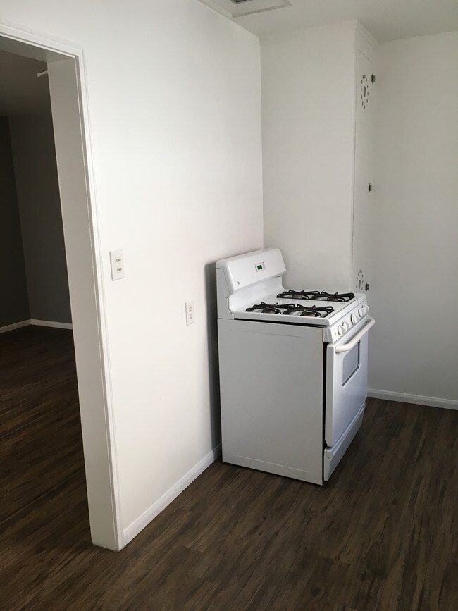 Kitchen - 10117 Haines Canyon Ave