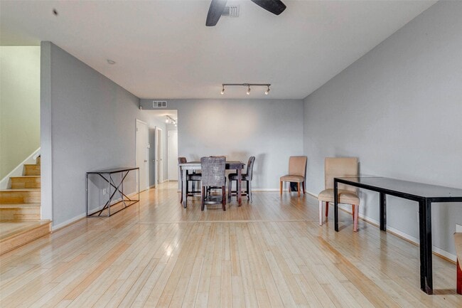 Photo - 3800 Tanglewilde St Unidad 102