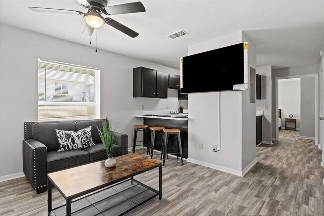 Photo - 2114 Main St