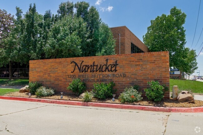 Building Photo - 2 Bed, 2 Bath Condo For Rent near Lake Hef... Unit 112