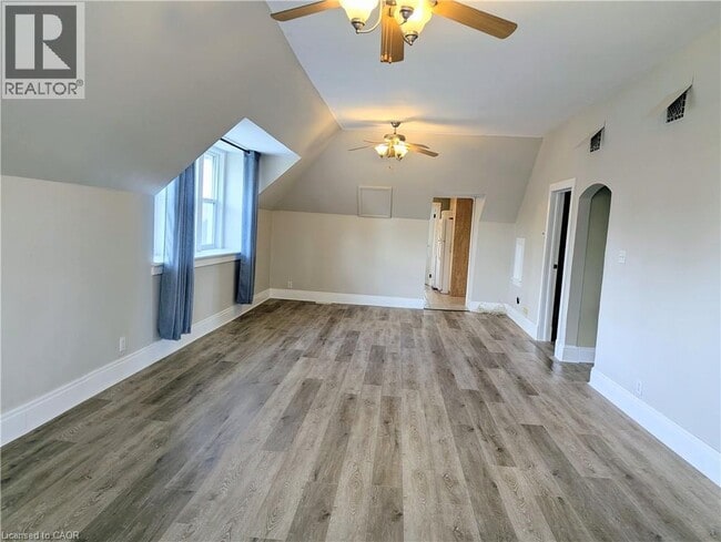 Photo - 221 Dundas St N