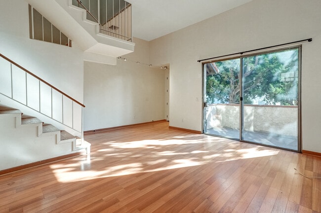 Building Photo - Grismer Unit #8,  8